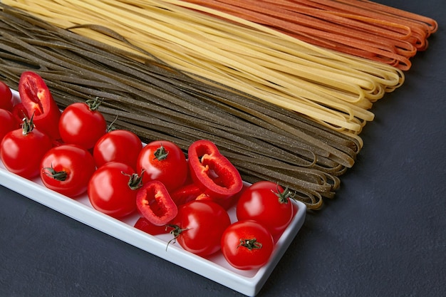 Hausgemachte Nudeln mit natürlichen Tomaten und Paprikaschoten kochen