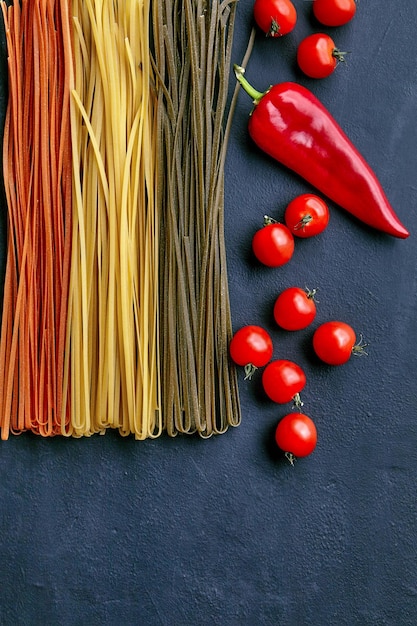 Hausgemachte Nudeln mit natürlichen Tomaten und Paprikaschoten kochen