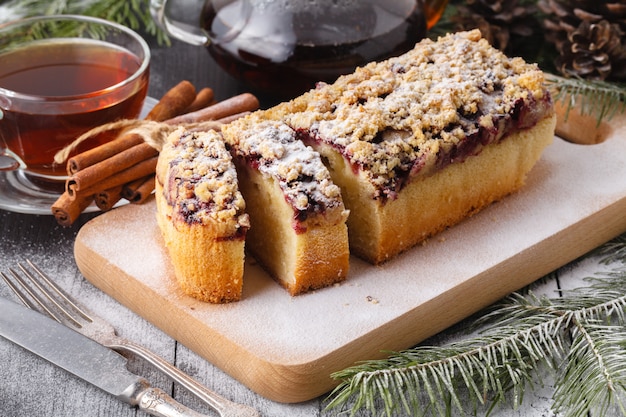 hausgemachte Obstkuchen mit Zuckerpulver bestreut