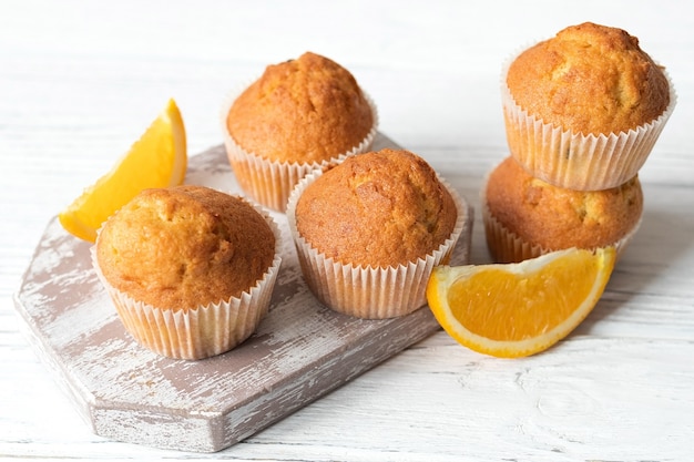 Foto hausgemachte orangenschalen-muffins, gebäck mit zitrusgeschmack