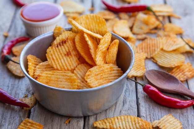 Hausgemachte Paprikakartoffelchips und Chilisauce