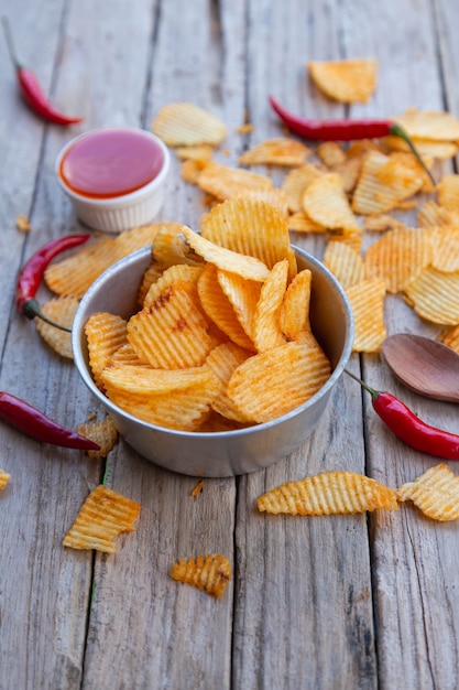 Hausgemachte Paprikakartoffelchips und Chilisauce