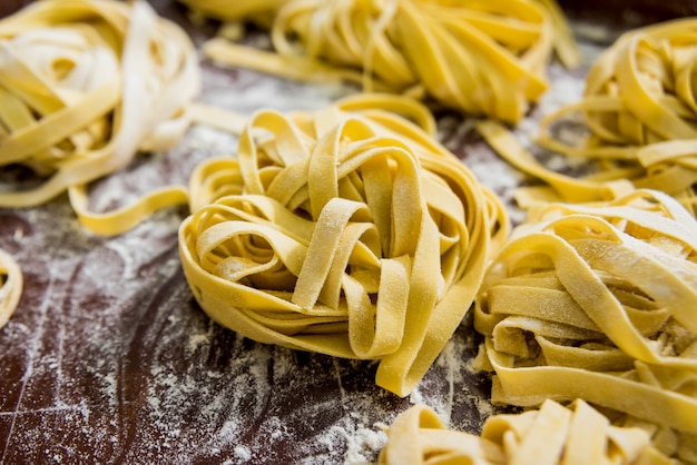 Hausgemachte Pasta auf einem Holztisch. Italienische Küche. Restaurant.