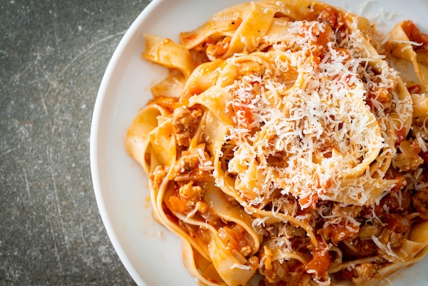 Hausgemachte Pasta Fettuccine Bolognese mit Käse - italienische Küche