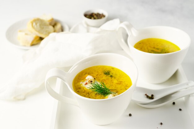 Hausgemachte Pasta Hühnersuppe in Tassen serviert