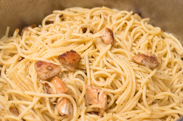 Hausgemachte Pasta mit Hühnerfleisch Nahaufnahme.