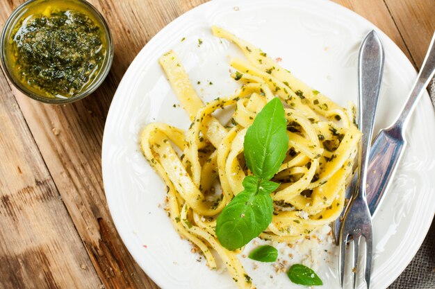 Hausgemachte Pasta mit Pesto und Basilikum