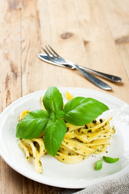 Hausgemachte Pasta mit Pesto und Basilikum