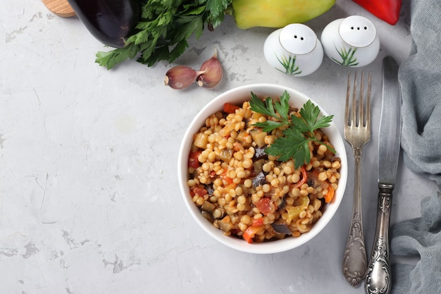 Hausgemachte Pasta Ptitim mit Gemüse