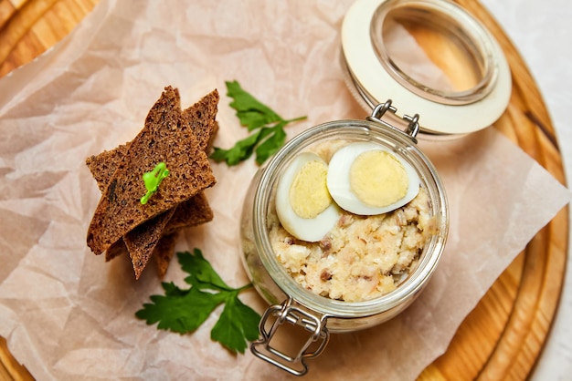 Hausgemachte Pastete mit Ei und Schwarzbrotscheiben