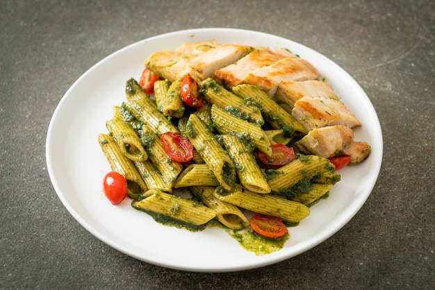 hausgemachte Penne-Nudeln in Pestosauce mit gegrilltem Hähnchen