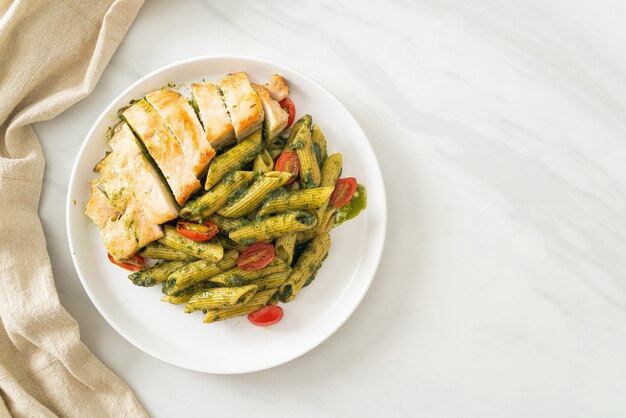 hausgemachte Penne-Nudeln in Pestosauce mit gegrilltem Hähnchen