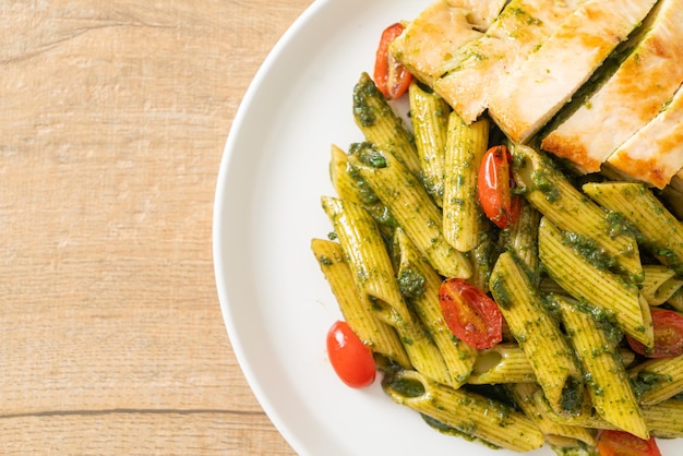 hausgemachte Penne-Nudeln in Pestosauce mit gegrilltem Hähnchen