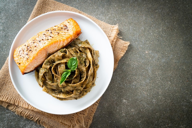 hausgemachte Pesto-Fettuccine-Spaghetti-Nudeln mit gegrilltem Lachsfilet