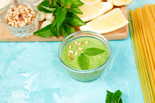 Hausgemachte Pesto-Sauce im Glas mit Zutaten.