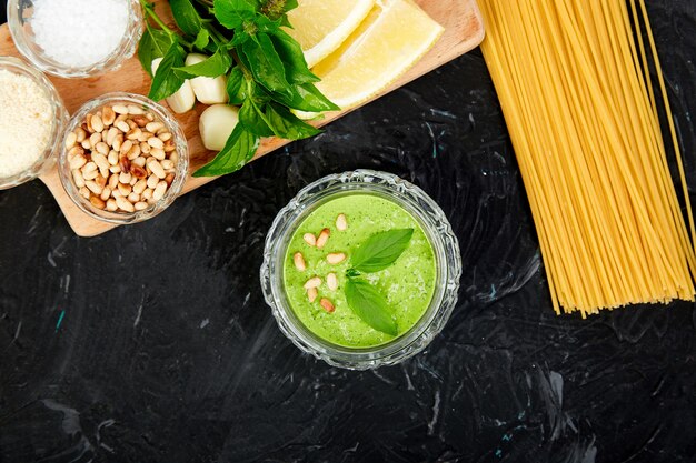 Hausgemachte Pesto-Sauce im Glas mit Zutaten.