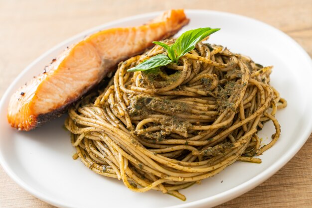 hausgemachte Pesto Spaghetti Pasta mit gegrilltem Lachs - italienische Küche