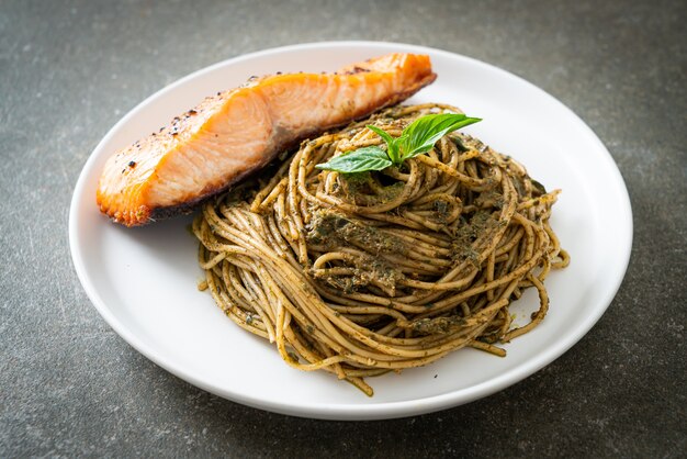 hausgemachte Pesto Spaghetti Pasta mit gegrilltem Lachs - italienische Küche