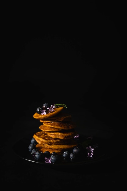 Hausgemachte Pfannkuchen mit Ahornsirup und frischen Blaubeeren Hausgemachtes und gesundes Frühstück