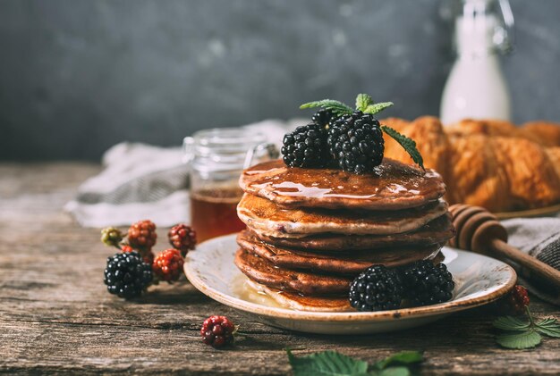 Hausgemachte Pfannkuchen mit Beeren und Honig