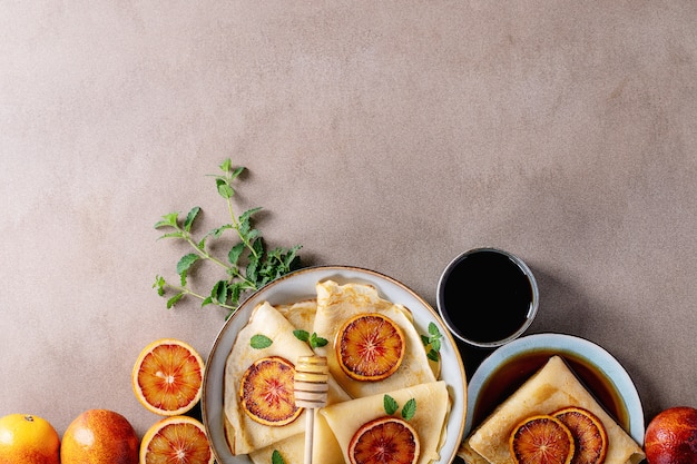 Hausgemachte Pfannkuchen mit Blutorangen