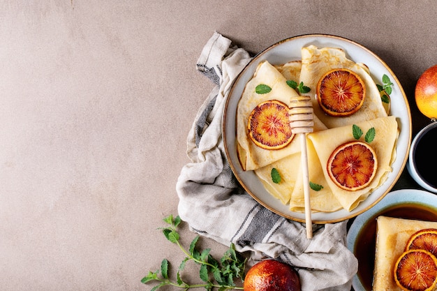 Hausgemachte Pfannkuchen mit Blutorangen