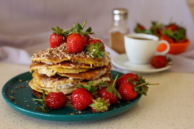Hausgemachte Pfannkuchen mit Erdbeeren und Honig