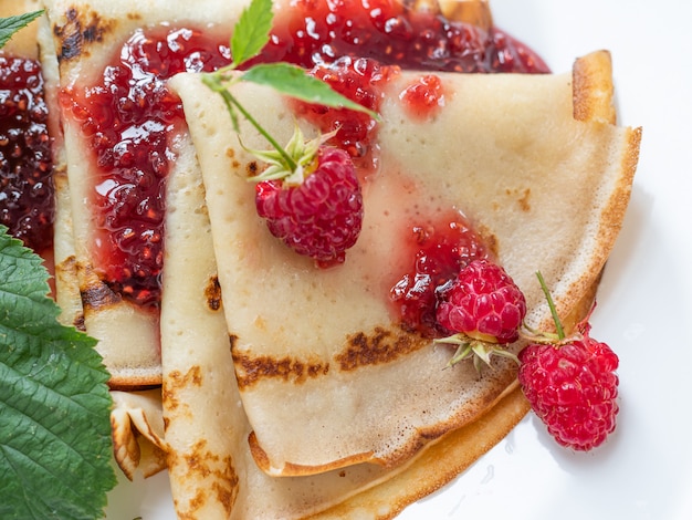 Hausgemachte Pfannkuchen mit Himbeermarmelade. Kopieren Sie Platz.