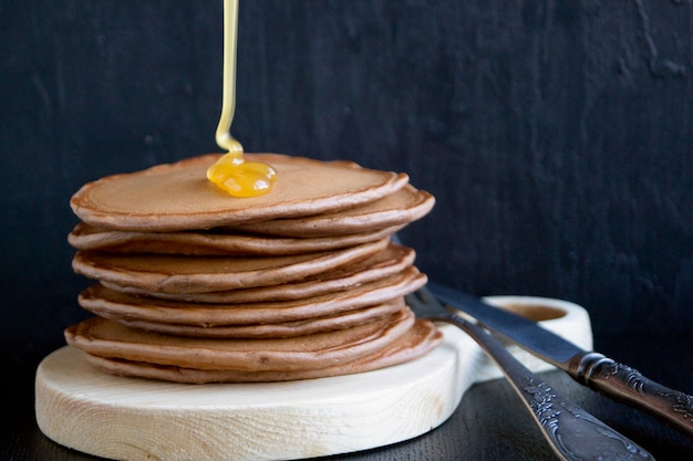 Hausgemachte Pfannkuchen mit Honig.