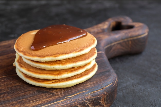 Hausgemachte Pfannkuchen mit Karamellsirup.