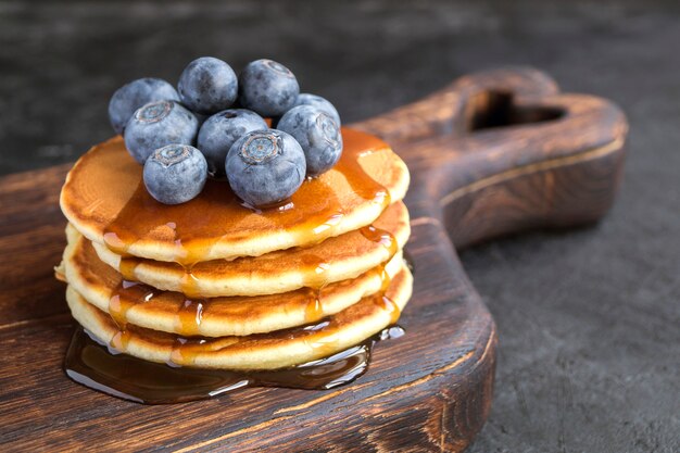 Hausgemachte Pfannkuchen mit Karamellsirup.