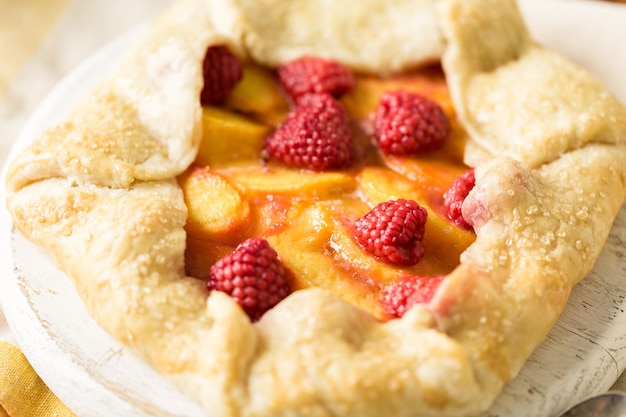 Hausgemachte Pfirsich-Galette mit Steinkohle-Pfirsichen.