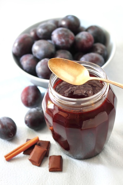 Hausgemachte Pflaumenmarmelade mit Schokolade und Zimt