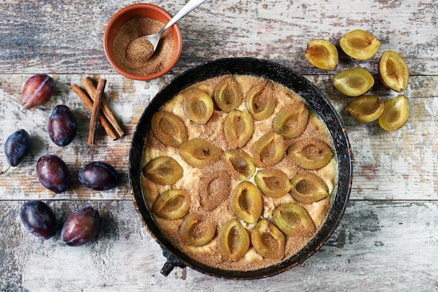 Hausgemachte Pflaumenpastete. Pflaumenkuchen kochen. Selektiver Fokus.