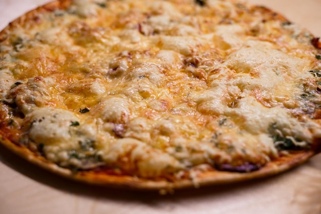 Hausgemachte Pizza auf einem Holzbrett