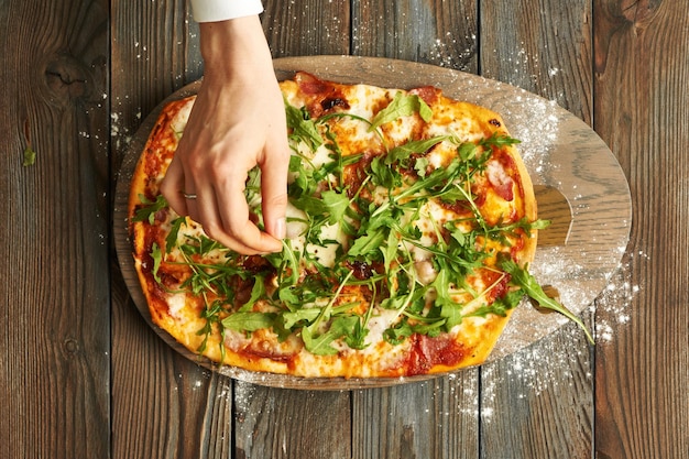 Hausgemachte Pizza auf Holztisch