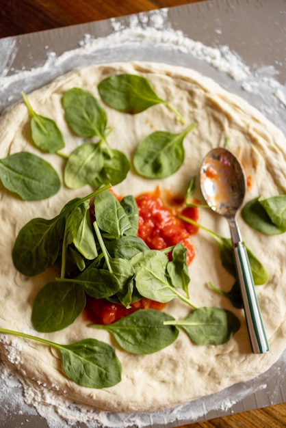 Hausgemachte Pizza kochen