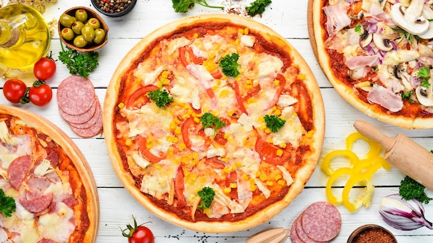 Hausgemachte Pizza mit Hühnertomaten und Mais Draufsicht freier Platz für Ihren Text Rustikaler Stil