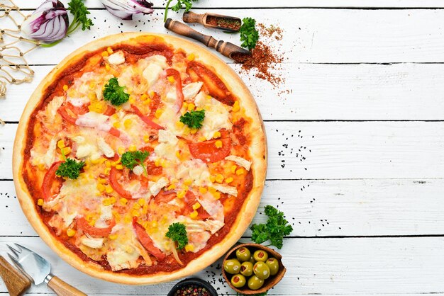 Hausgemachte Pizza mit Hühnertomaten und Mais Draufsicht freier Platz für Ihren Text Rustikaler Stil