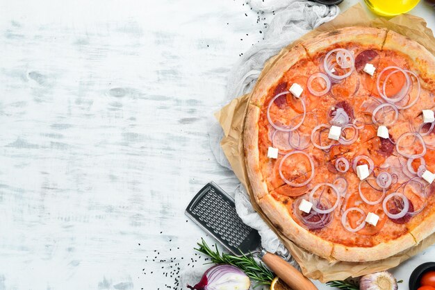 Hausgemachte Pizza mit Salami-Feta-Käse und Zwiebel Draufsicht freier Platz für Ihren Text