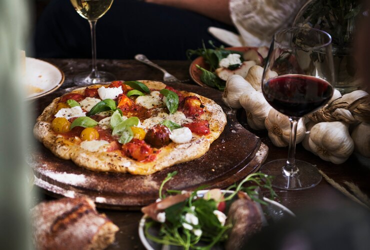 Foto hausgemachte pizza zum abendessen mit rotwein