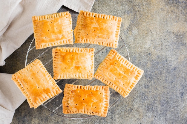 Hausgemachte Pop-Tarts, die von Grund auf neu auf dem Gitter in der Tischansicht von oben hergestellt wurden