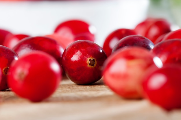 Hausgemachte Preiselbeeren, die in einem industriellen Garten angebaut werden rote rote saure gesunde Preiselbeeren rote reife ganze Beeren Preiselbeeren auf dem Tisch