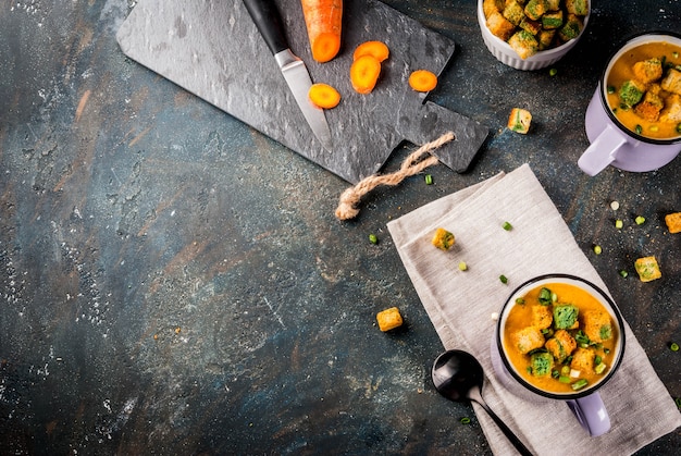 Hausgemachte pürierte Karottencremesuppe mit Brotcrackern