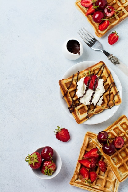 Hausgemachte quadratische belgische Waffeln mit Ricotta-Käse und Erdbeeren