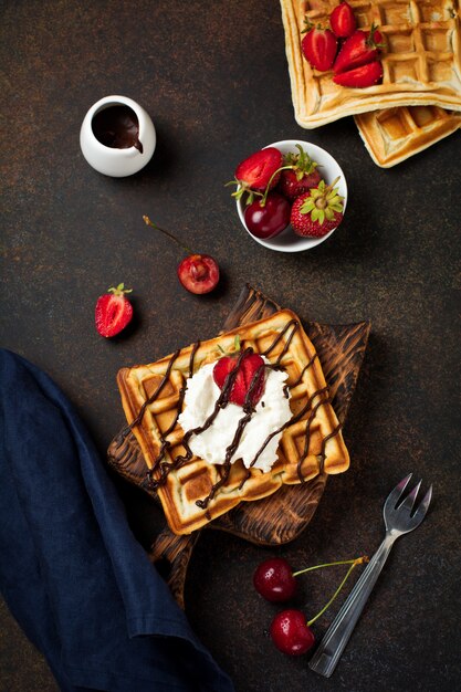 Hausgemachte quadratische belgische Waffeln mit Ricotta-Käse und Erdbeeren