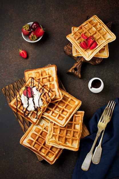 Hausgemachte quadratische belgische Waffeln mit Ricotta-Käse und Erdbeeren