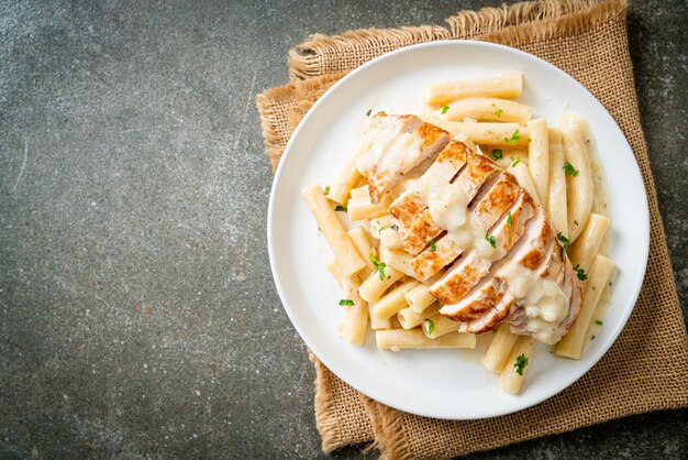 hausgemachte Quadrotto Penne Pasta weiße Sahnesauce mit gegrilltem Hähnchen