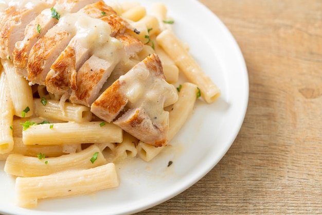 hausgemachte Quadrotto Penne Pasta weiße Sahnesauce mit gegrilltem Hähnchen