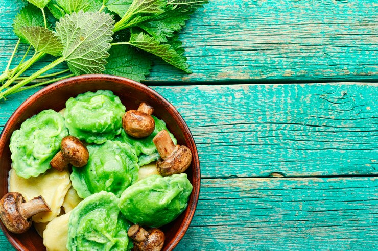 Foto hausgemachte ravioli gefüllt mit brennnessel